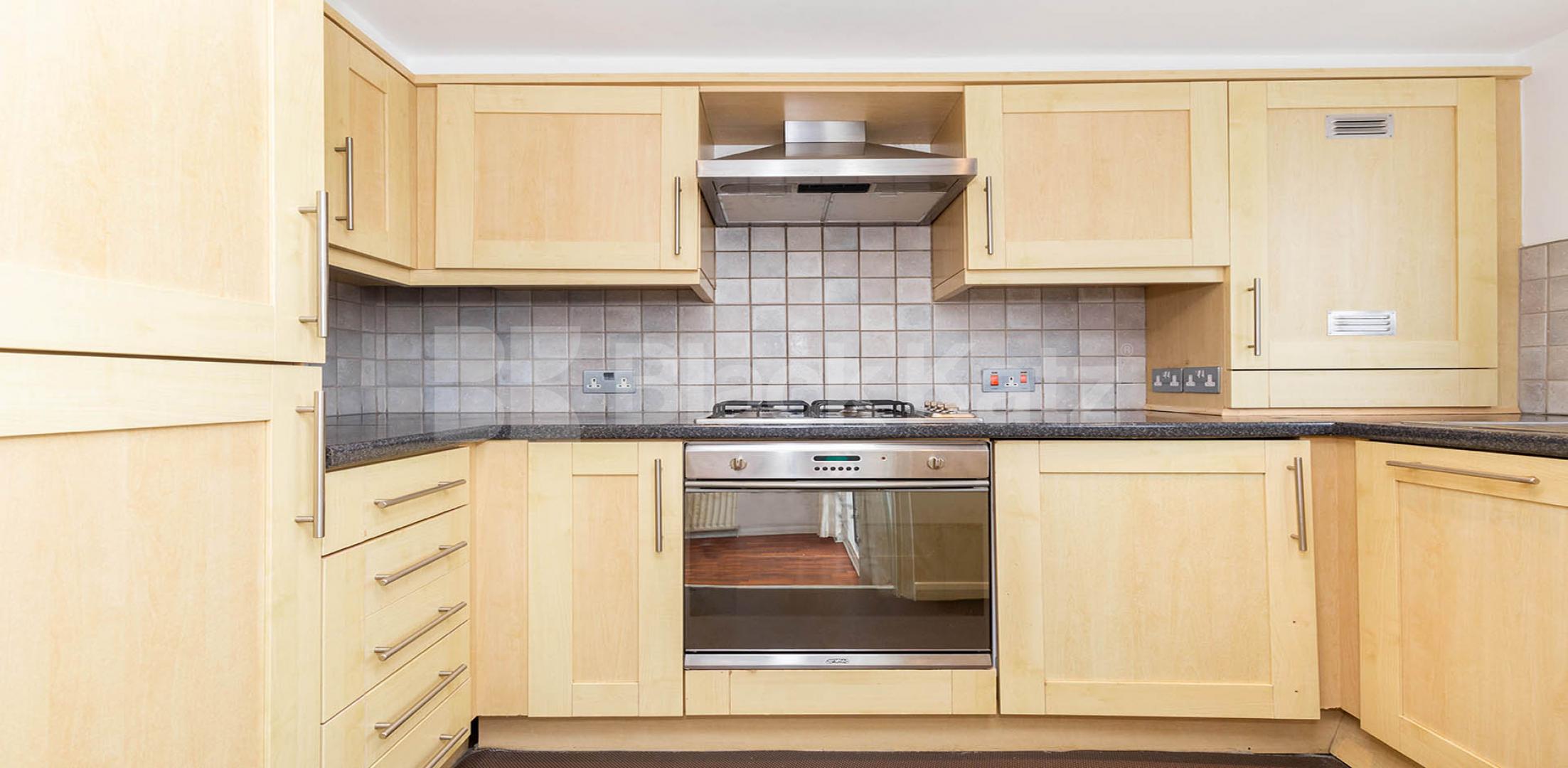 			STUNNING 3 BED WITH ROOF TERRACE & VIDEO VIEWING AVAILBLE!, 3 Bedroom, 1 bath, 1 reception Flat			 Stratford Villas, CAMDEN SQUARE